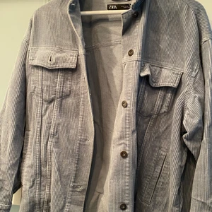 Ljusblå Jacka  - Säljer en väldigt populär jacka från zara🌸 Färgen är jätte jätte fin och den sitter bra ❤️‍🔥 Köparen står för frakt som är inte inkluderat i prisen☀️