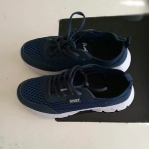 Blå skor - Mörkblåa skor. Aldrig använda. Skriv vid intresse 