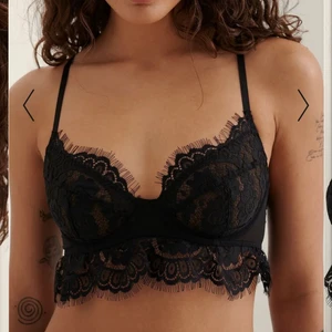 Svart bralette  - Svart spetsbralette från Nakd i storlek 70d❤️‍🔥 säljer för 30kr+frakt 