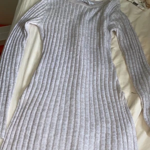 Tröja med slits - Super gullig tröja från Nelly med slits på båda sidorna. Nypris 399kr. Strl S men passar XS-M, beroende på hur tight man vill den ska sitta 💗