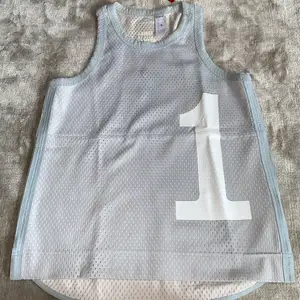 Summer tröja STELLA MCCARTNEY i bra skick! Med detaljer fram och back! Köpte den från Adidas i Stockholm! 😊🫐