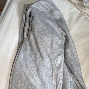 Sail racing kofta - Säljer nu min älskade gråa sail racing kofta, då den bara hänger i garderoben och inte kommer till användning💗 köpt på NK för 1200kr i stl M. Dragkedjan har låssnat på den och den har även ett litet hål vid handen, därav det billiga priset. Priset går självklart att diskutera 💗