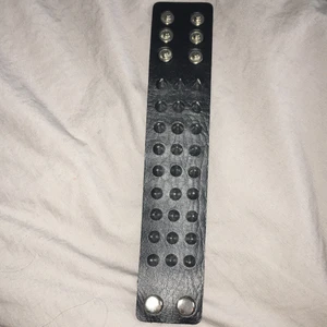 Spike armband  - Den är bra,cool och bekväm💪 Använder den inte längre  