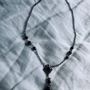 Silverfärgat halsband - Halsband från tidigt 00-tal i gotisk stil. Väger inte mycket. 