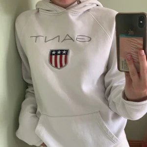 Gant hoodie - Köpt för länge sen och väl använd därav priset. Absolut inte i toppskick längre, men fortfarande jätteskön💕 