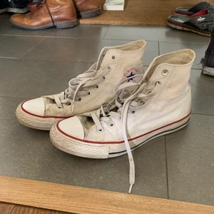 Vita converse - Superfina vita converse! De är sparsamt använda eftersom jag har flera exakt likadana! Säljer pga kommer ej till användning. 