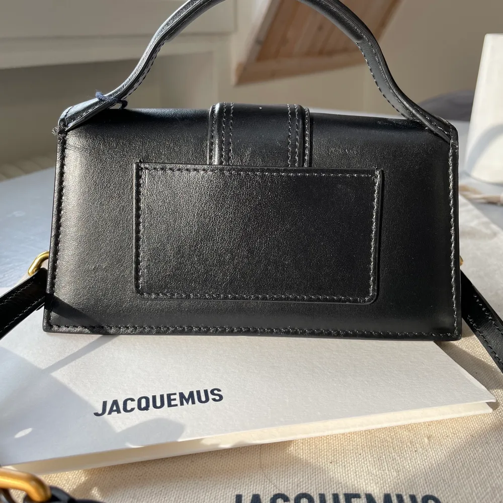 Säljer min oanvända väska från jacquemus som köptes från jacquemus hemsida i december 2020. Superfin men har inte kommit till andvändning då jag har många liknande väskor. Kvitto, tag och dustbag medföljer! 💗. Väskor.