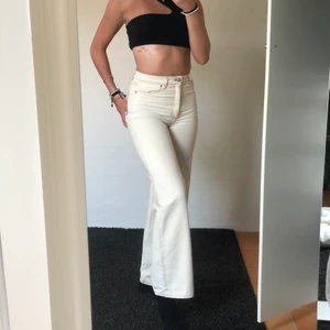 Monki yoko jeans - Säljer dessa jeans som jag älskar såååååååå🌸 vuxit ur tyvärr;( 25 i waist 💞