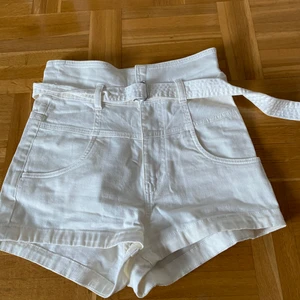 Vita shorts storlek M - Från H&M, aldrig använda för de var för stora för mig