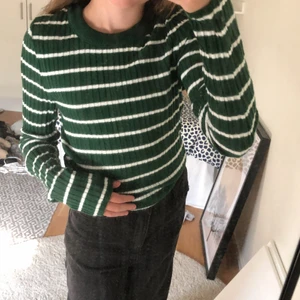 Lång armad - Jätte fin grön randig tröja från asos. Jätte fint skick, kom knappt till användning pga den var för stor. 90+frakt 