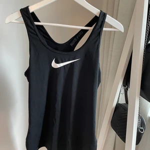 träningslinne - Träningslinne från NIKEpro. Använt ett fåtal gånger. Löst linne med brottarrygg. 