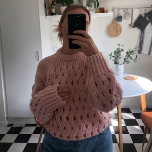 Stickad tröja från & Other Stories - Fin rosa stickad tröja från & Other Stories. 💓 RENSAR GARDEROBEN ALLT SKA BORT