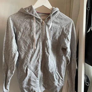 Grå hoodie - Grå hoodie med dragkedja. Köpt på Ullared för många år sedan. Väl använd men i gott skick. 