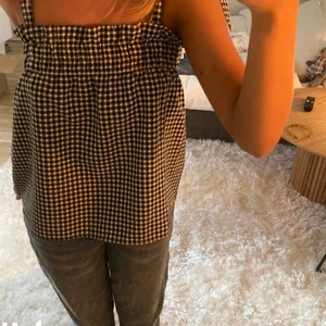 Trendig topp - Säljer nu denna populära och slutsålda rutiga toppen ifrån hm! Använt mycket men ser ut att vara i nyskick! Den är i storlek XS men passar även S. Jag köpte den för 250kr och säljer nu för 170kr då den är eftertraktad. Buda i kommentarerna!❤️(LÅNAD BILD AV MAJA)