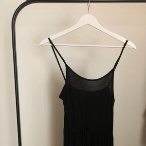 Svart långklänning  - Långklänning från hm, mjukt material med detalj i midjehöjd 