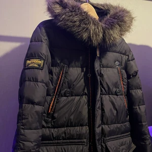 Superdry Jacka - Säljer min vinterjacka som jag bara använde förra året på vintern. Jätte bra skick och superbra för vintern