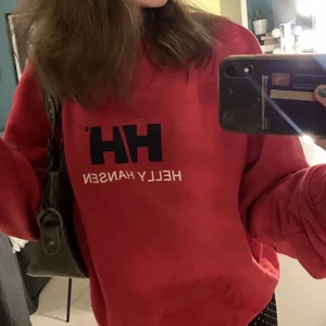 Sweatshirt - Jättesnygg sweatshirt från helly hansen som jag köpte på humana för något år sen. Bra kvalite och inga som helst skador!! (Som ny)💕💕Säljs eftersom de inte kommer till användning. (Lägger upp igen pga oseriös köpare) fortsätt buda!!!