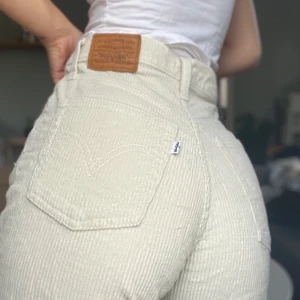Levis, Manchester  - Beiga Manchester byxor, Levis storlek 27, går till ankeln på mig som är 163cm