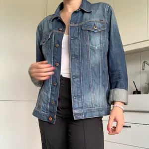 Min favoritjeansjacka! Används alltför sällan, därför säljer jag den nu. Är herrmodell i storlek L, därför oversize fit, ärmarna går att fälla ner. Fin mörkblå tvätt. Då den är stor och tung kommer frakten gå upp, så vi kan bestämma hur den ska skickas tillsammans