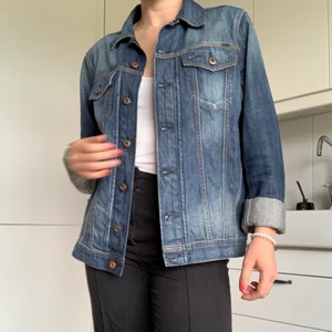 Diesel oversize jeansjacka  - Min favoritjeansjacka! Används alltför sällan, därför säljer jag den nu. Är herrmodell i storlek L, därför oversize fit, ärmarna går att fälla ner. Fin mörkblå tvätt. Då den är stor och tung kommer frakten gå upp, så vi kan bestämma hur den ska skickas tillsammans