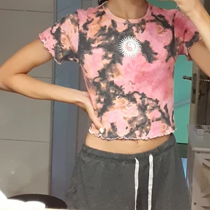 Stay flerfärgad cropped top med tryck - I butik kostade den 200 kr. Nyskick (aldrig använd pga dubblett av plagget). Storlek M men jag själv brukar ha S eller XS. Plagget är stretchigt och tyget är rejält men inte för tjockt. I ändarna på ärmarna och vid magen är det en vågig kant. Tyget är svagt ribbat.