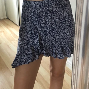 Blå volangkjol - Superfin volangkjol, stl 34 men passar xs-m. Köp direkt för 50kr + frakt!