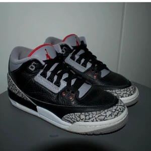 Jordan retro 3 black cement - Dessa Jordan retro 3 black cement är köpta för 2500kr fint skick men lite slitna framtill. Skit coola och originella super sköna också. Säljer för har skaffat nya skor😋😋 kom med förslag på pris 
