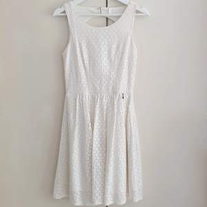 Vit/cremevit klänning från Only med fin rygg! Endast använd 4-5ggr. 120kr +fraktkostnad!