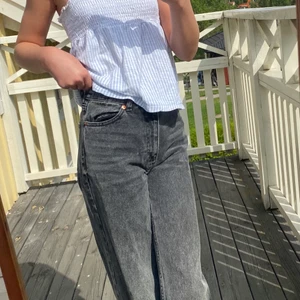 Wide leg jeans - Fina jeans och en trendig grå färg. Från monki och använts fågånger. Säljer endast vid bra bud!!