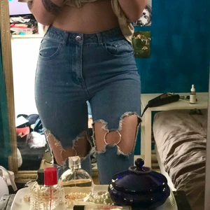 Coola Jeans med ringar  - Jeans med ring detaljer på låren, är tyvärr för liten för mig men passar bra i längd för mig som är 162 cm lång :) köparen står för frakt 