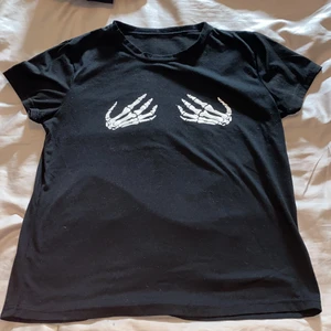 Svart T-shirt strl M  - Svart T-shirt (vet ej vartifrån), använd skick. Strl M.