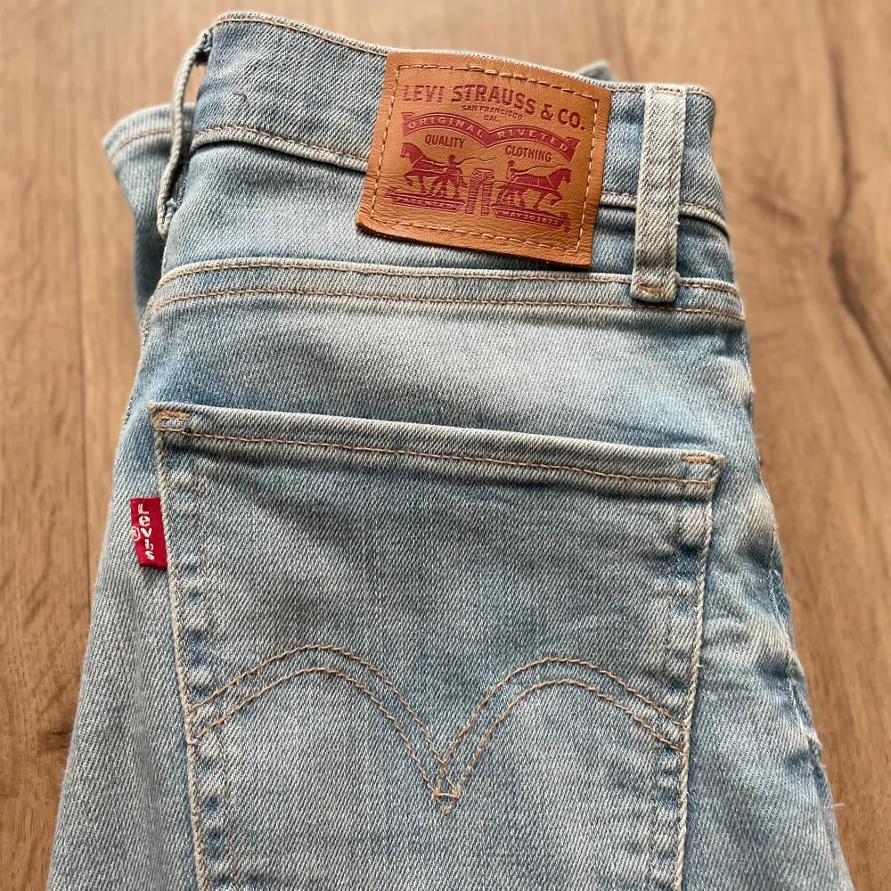 Levis jeans i storlek 27/32 🤍. Jeans & Byxor.