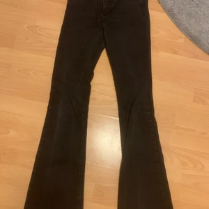 Nelly bootcut - Svarta nelly bootcut jeans i stl 38, passar även 36. Lite avklippta nere men inte mycket alls. Kan fås billigafe vid snabb affär och köpare står för frakt annars möts vi upp. Inköpta för 400