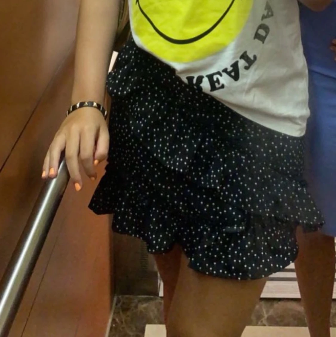 Svart kjol med vita prickar 