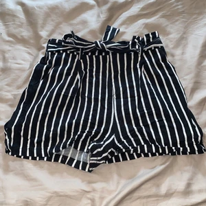 Randiga mjuka shorts strl 38 - Mjuka shorts, snöre i midjan strl 38. Oanvända. 