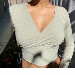 Långärmad topp - Säljer denna jättefina långärmade toppen i pastellgrön pga att den aldrig kommit till användning. Paketet skickas spårbart om inte annat begärs, finns även möjlighet till att mötas upp. Köparen står för frakten.