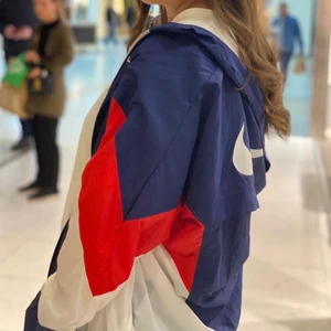 Nike jacka - En så najs Nike vindjacka. Oversized fit på mig som är en strl M. Perfekt till vår/sommar/höst. Köparen står för frakten☺️🤍❤️‍🔥