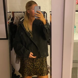 Jeansjacka Zara - Säljer denna skitsnygga overzised jeansjackan ifrån zara då den ej används. Köpt för 550kr, säljer för 250kr. Storlek S