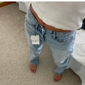 Zara jeans - Populära mide rise jeans i den ljusaste färgen från zara! Köpte här på Plick men var tyvärr för stora, i jätte fint skick!💕 Jag är 1,70, men dom går att klippa av o så🥰  buda i kommentarerna, eller köp direkt för 650kr+frakt❤️❤️ BYTER GÄRNA OCKSÅ MOT ETT PAR 34:or!!! 