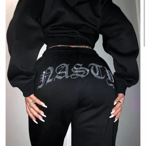 Hidden cult sweatpant - Byxor från Hiddencult, storlek L men passar som M, jag som vanligtvis har S tycker de var förstora därav säljer jag de. Nyköpta så nyskick!! Nypris 550kr, pris kan diskuteras..