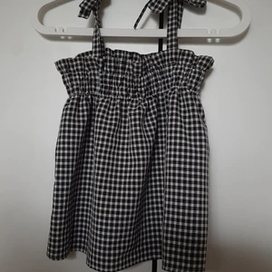 Rutig topp från h&m - Säljer denna topp från h&m som jag tror nt längre finns kvar, i fint skick och ej så använd. buda, säljer vid bra bud