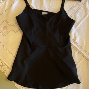 Svart linne i storlek S - Svart linne från Ginatricot i storlek S, bra skick.