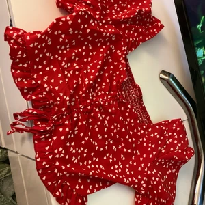 blus - gullig röd blus med vita hjärtan, storlek 40 men sitter som 36/38