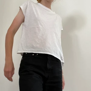 Vit t-shirt från I Dig Denim - En vit enkel t-shirt av märket I Dig Denim. I nyskick, ej gulnad eller liknande. Väldigt plan och lätt att styla. Tveka inte att kontakta mig vid frågor!