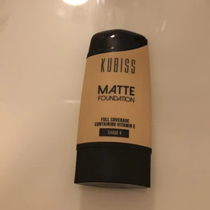 KUBISS FOUNDATION  - Använd fåtal gånger, färgen DREAMLAND-DARK NO.4. Kontakta mig för mer frågor.