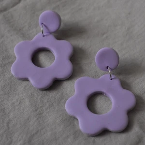 Örhängen - nr 58 - Lila färgade. Handgjorda örhängen utav polymer lera, ca 3-4 i diamanter. 89kr + 20kr frakt 