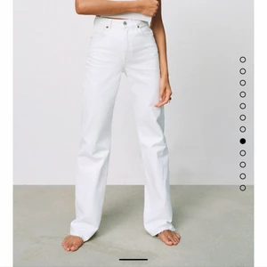 Zara Jeans. - Vita långa Zara Jeans. Helt nya använda 1 gång. Tyvärr var dom för små i midjan men perfekta i längden. Är 165cm, och dom går över skorna sådär snyggt som man vill ha dom. Storlek 40. Men skulle absolut säga att dom passar 36-38. Då en kompis med 36 kunnat testa dom. Inga skador eller defekter. Som nya!! Säljer dom för 200kr