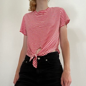 Rödrandig t-shirt från Monki - En rödrandig t-shirt med knyt framtill, från Monki. Endast använd en eller två gånger. Tveka inte att kontakta mig vid frågor!