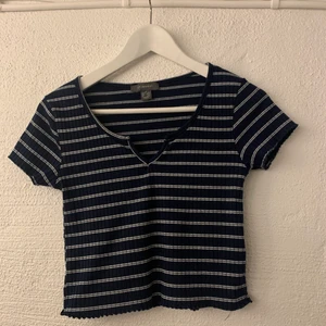 Randig topp - En randig topp i storlek xs. Knappt använd. Köparen står för eventuell frakt❤️