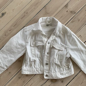 Vit jeansjacka - Jättefin vit croppad jeansjacka ifrån Gina som inte längre används, hör av dig för mer info, köpare betalar frakt 📦💕